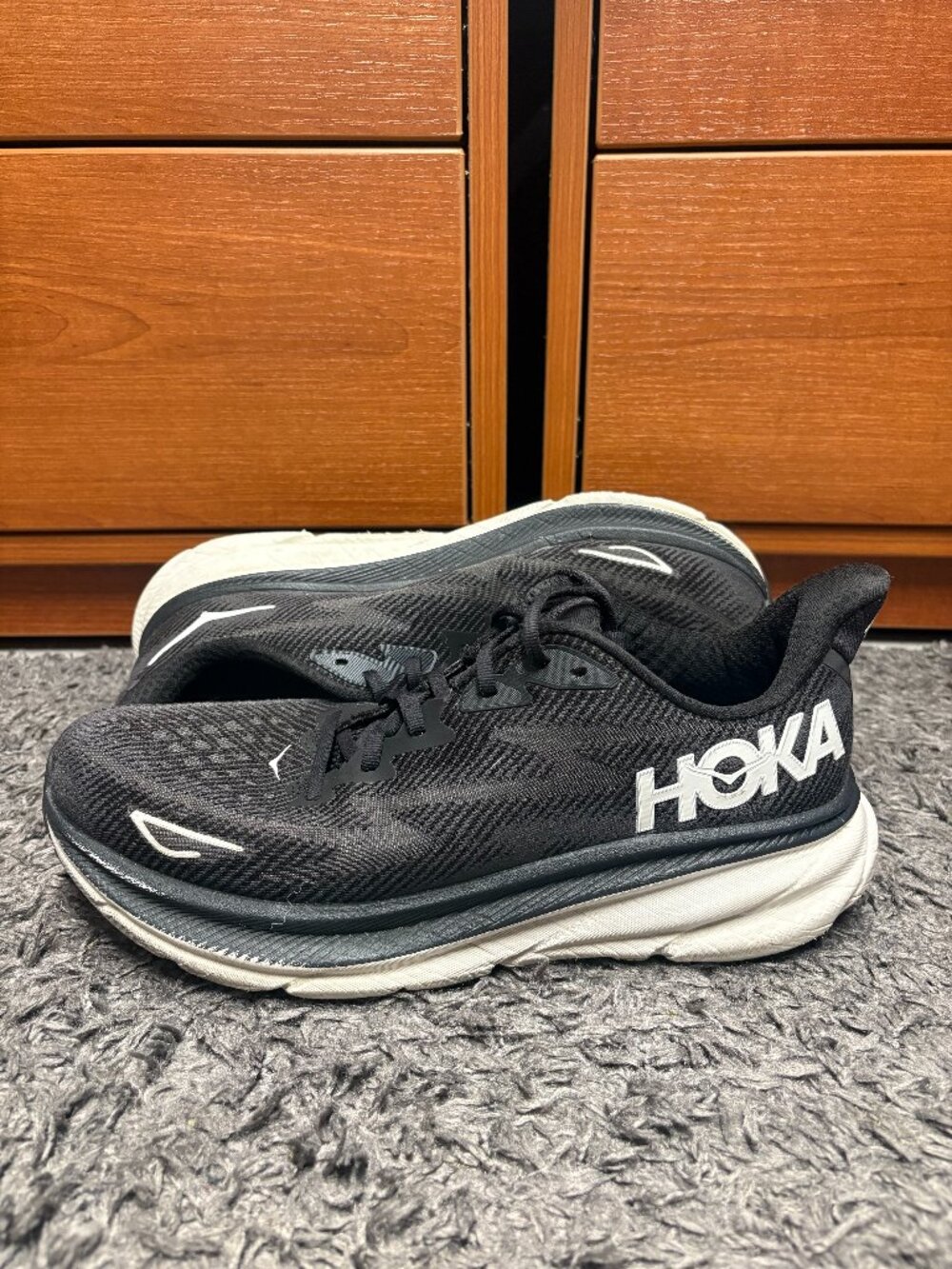 Hoka One One Clifton 9 Running Shoes - Men's Size 10D - Black/White